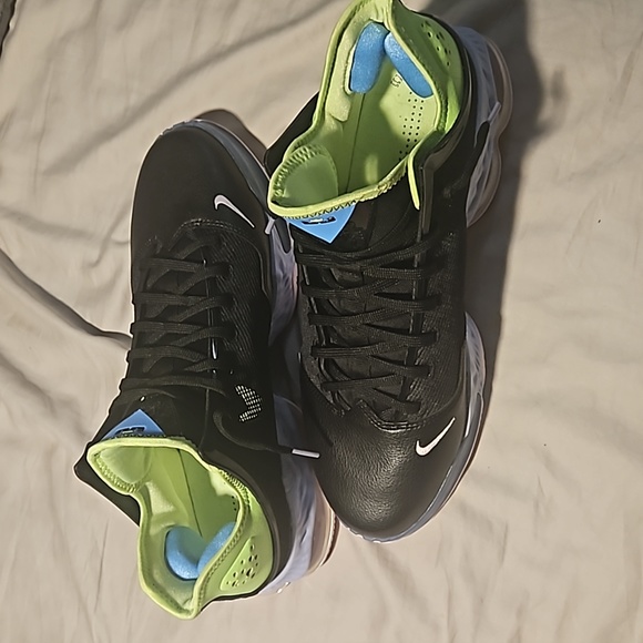 LeBron 19 Ghost Green - Picture 2 of 4